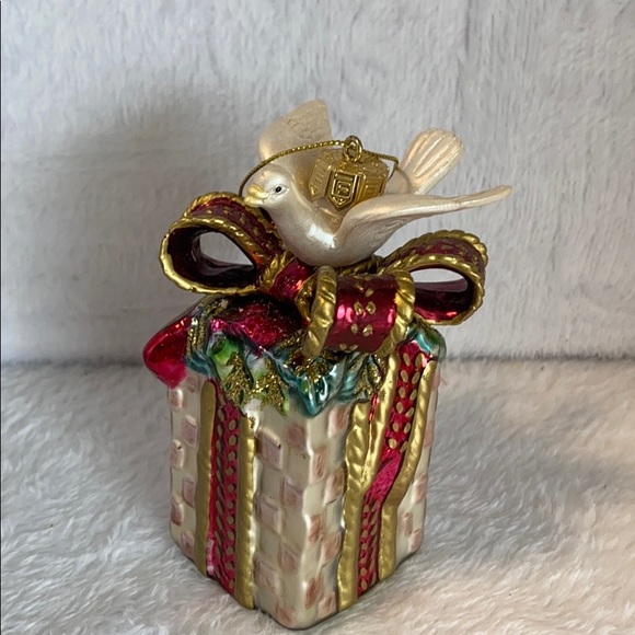 Fitz and Floyd Vintage Present Ornament - Picture 3 of 4